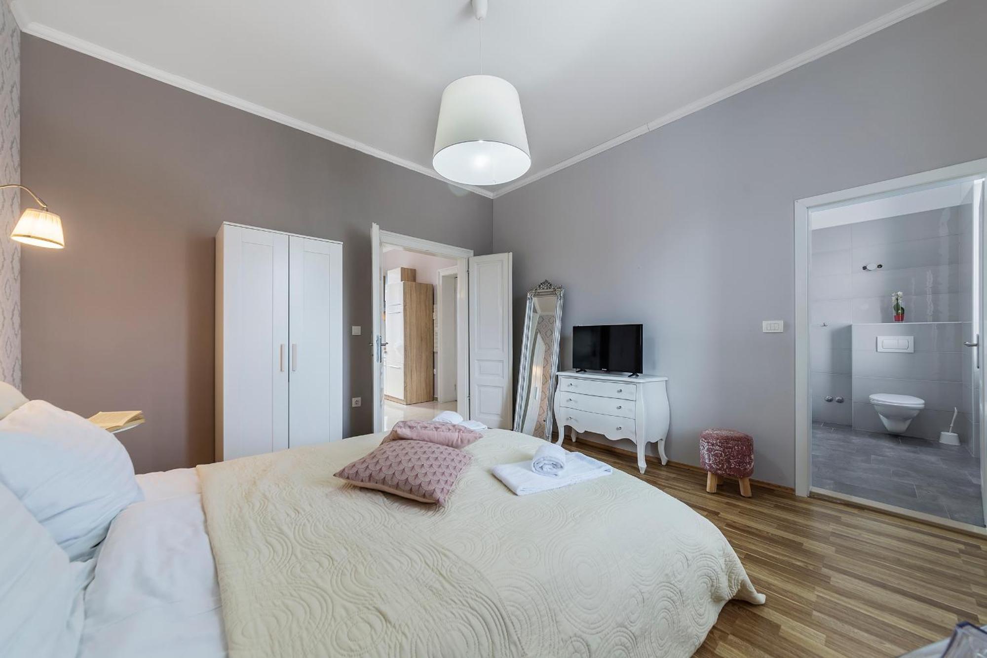 Captain Emo City Apartments Pula Exterior photo